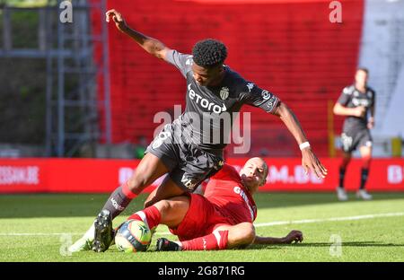 Axel Disasi di Monaco e Michael Frey di Anversa combattono per la palla durante una partita di calcio amichevole tra il Royal Antwerp FC belga e il francese MONACO Foto Stock