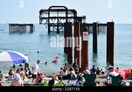 Brighton Regno Unito 17 luglio 2021 - Brighton spiaggia e lungomare sono imballati come migliaia si affollano al mare per godere il caldo tempo di sole. Un'onda di calore è prevista per il fine settimana in tutta la Gran Bretagna con temperature previste per raggiungere oltre 30 gradi centigradi in alcune aree: Credit Simon Dack / Alamy Live News Foto Stock