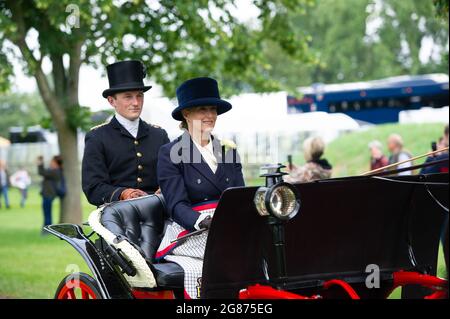 Windsor, Berkshire, Regno Unito. 4 luglio 2021. HRH Sophie Countess di Wessex, sembrava molto elegante come lei era carrozza al Royal Windsor Horse Show questa mattina. Sua figlia, Lady Louise Windsor era anche carrozza che guidava nella carrozza che apparteneva al suo defunto nonno HRH il duca di Edimburgo. Credito: Maureen McLean/Alamy Foto Stock