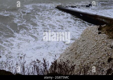 Mare tempestoso scogliere di Brighton Foto Stock