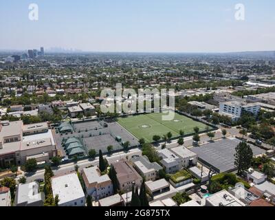 Vista aerea di Beverly Hills e della scuola, città della contea di Los Angeles in California. STATI UNITI. 13 luglio 2021 Foto Stock