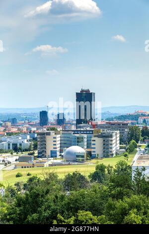 BRNO, REPUBBLICA CECA - 4 LUGLIO 2021: Università di Brno di tecnologia costruzione, vista della città. Vert. VUT. Fondata nel 1899. Foto Stock