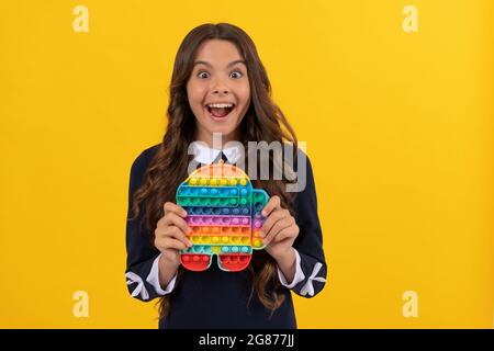 giocattolo antistress in silicone con pulsante. fidgeting sensoriale. ragazza con gioco delle dita. Foto Stock