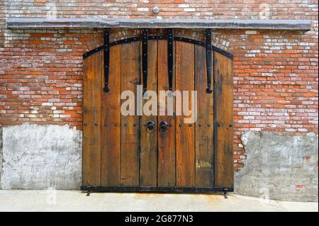 Una porta nel vecchio cannery di clam a Port Orchard, WA. Ora è una residenza. Foto Stock