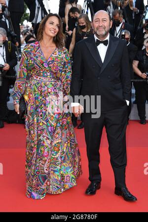 Cannes, Francia, 17 luglio 2021 Julia Vignali e Kad Merad all'OSS 117: Dall'Africa con Amore premiere e cerimonia di chiusura, tenutasi al Palais des Festival. Parte del 74a Festival del Cinema di Cannes. Credit: Doug Peters/EMPICS/Alamy Live News Foto Stock