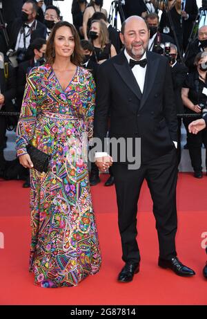 Cannes, Francia, 17 luglio 2021 Julia Vignali e Kad Merad all'OSS 117: Dall'Africa con Amore premiere e cerimonia di chiusura, tenutasi al Palais des Festival. Parte del 74a Festival del Cinema di Cannes. Credit: Doug Peters/EMPICS/Alamy Live News Foto Stock