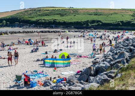 Rosscarbery, West Cork, Irlanda. 17 luglio 2021. Le temperature hanno colpito 27C in Rosscarbery oggi con la Warren Beach piena di cercatori di sole. Credit: AG News/Alamy Live News Foto Stock