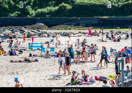 Rosscarbery, West Cork, Irlanda. 17 luglio 2021. Le temperature hanno colpito 27C in Rosscarbery oggi con la Warren Beach piena di cercatori di sole. Credit: AG News/Alamy Live News Foto Stock