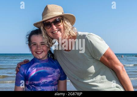 Rosscarbery, West Cork, Irlanda. 17 luglio 2021. Le temperature hanno colpito 27C in Rosscarbery oggi con la Warren Beach piena di cercatori di sole. Godendo la spiaggia erano Sarah Murphy, Carrigaline e Maura Duffy, Douglas. Credit: AG News/Alamy Live News Foto Stock