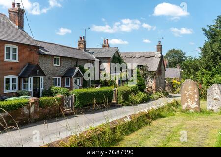 Cottage su Church Street nel villaggio di Rotley, Hampshire, Inghilterra, Regno Unito. Vista dal cortile. Foto Stock