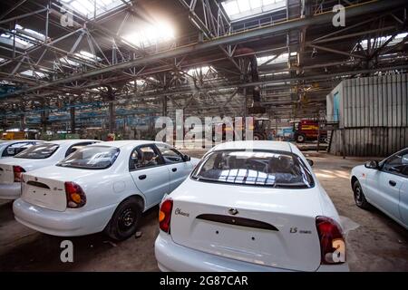 Kostanay,Kazakhstan,May14,2012:Saryarkaavtoprom e AgroMashHolding laboratorio di auto-costruzione impianti. Nuova trinciacaricatrice automatica ZAZ Chance in background. Foto Stock