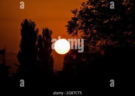 Srinaga, India. 17 luglio 2021. Il sole tramonta dopo una calda giornata estiva a Srinagar. (Foto di Saqib Majeed/SOPA Images/Sipa USA) Credit: Sipa USA/Alamy Live News Foto Stock