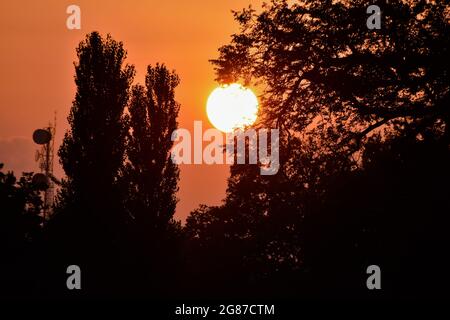 Srinaga, India. 17 luglio 2021. Il sole tramonta dopo una calda giornata estiva a Srinagar. (Foto di Saqib Majeed/SOPA Images/Sipa USA) Credit: Sipa USA/Alamy Live News Foto Stock
