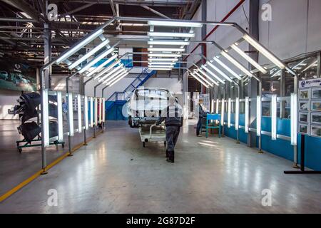 Kostanay,Kazakhstan,May14,2012:Saryarkaavtoprom impianto di auto-costruzione. Assemblaggio di automobili Ssangyong.controllo di qualità della verniciatura della carrozzeria dell'automobile. Foto Stock