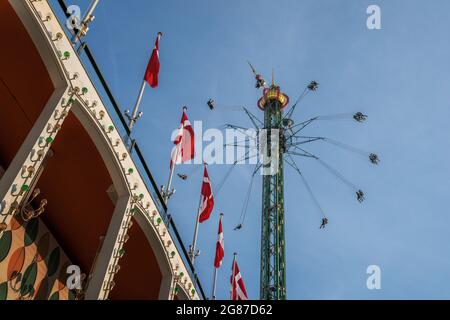 Star Flyer Ride (Himmelskibet) e Bandiere danesi al parco divertimenti Tivoli Gardens - Copenhagen, Danimarca Foto Stock