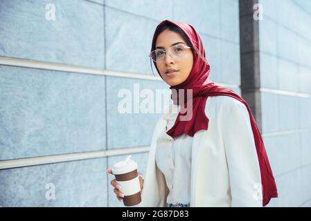 Ragazza musulmana che indossa abiti casual e tradizionale ritratto hijab - bella donna araba con abiti eleganti Foto Stock