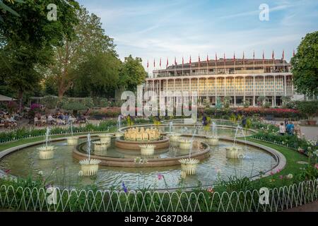 Sala concerti e fontana di Tivoli al parco divertimenti Tivoli Gardens - Copenhagen, Danimarca Foto Stock