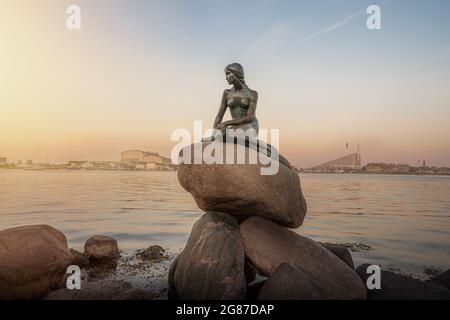 Statua della Sirenetta al tramonto - Copenhagen, Danimarca Foto Stock