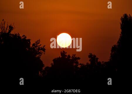 Srinaga, India. 17 luglio 2021. Il sole tramonta dopo una calda giornata estiva a Srinagar. (Immagine di credito: © Saqib Majeed/SOPA Images via ZUMA Press Wire) Foto Stock