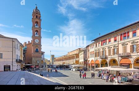 Faenza, Italia - 27 febbraio 2020: Veduta di Piazza del Popolo con mercato settimanale a Faenza, Emilia-Romagna, Italia Foto Stock