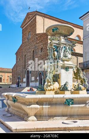 Faenza, Italia - 27 febbraio 2020: Cattedrale di San Pietro Apostolo e fontana in Piazza Liberta a Faenza, Emilia-Romagna, Italia Foto Stock