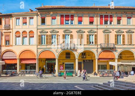 Faenza, Italia - 27 febbraio 2020: Vecchi edifici in Piazza del Popolo a Faenza, Emilia-Romagna, Italia Foto Stock