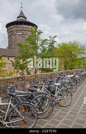 Norimberga, Germania - 17 maggio 2016: Strada nelle mura della città di Norimberga con biciclette parcheggiate Foto Stock