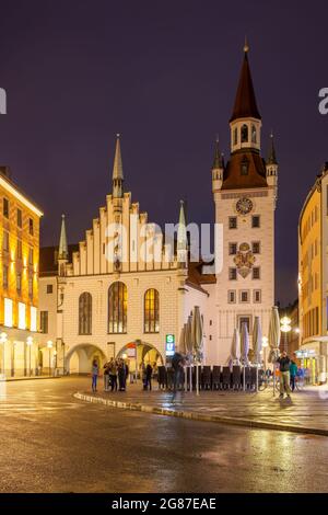 Monaco, Baviera, Germania - 19 maggio 2016: Vecchio municipio (Altes Rathaus) su Marienplatz di notte Foto Stock