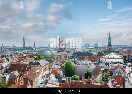 Vista aerea della città di Copenhagen con la Chiesa di nostra Signora (Vor Frue Kirke) e la Piazza del Municipio - Copenhagen, Danimarca Foto Stock