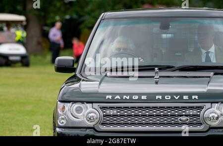 Windsor, Berkshire, Regno Unito. 3 luglio 2021. Sua Maestà la Regina guida la sua Range Rover al Royal Windsor Horse Show. La Regina sembrava rilassata e felice di guardare i suoi cavalli competere. Credito: Maureen McLean/Alamy Foto Stock