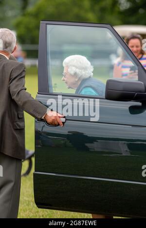 Windsor, Berkshire, Regno Unito. 3 luglio 2021. Sua Maestà la Regina guida la sua Range Rover al Royal Windsor Horse Show. La Regina sembrava rilassata e felice di guardare i suoi cavalli competere. Credito: Maureen McLean/Alamy Foto Stock