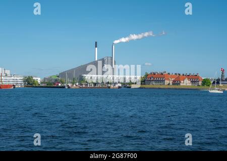 Centrale elettrica di Amager (Amager Bakke) - la centrale ambientale di rifiuti-energia brucia i rifiuti raccolti in città e li trasforma in energia - Copenhagen, De Foto Stock