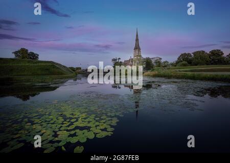 Chiesa di Sant'Albano (conosciuta anche come Chiesa Inglese) all'ora blu - Copenhagen, Danimarca Foto Stock