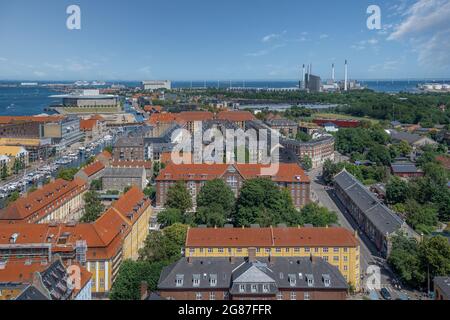 Vista aerea della città di Copenhagen con la centrale elettrica di Amager sullo sfondo - Copenhagen, Danimarca Foto Stock