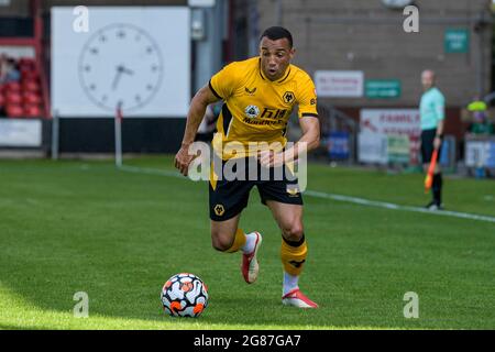 Crewe, Regno Unito. 17 luglio 2021. Marcal n. 5 di Wolverhampton Wanderers corre in avanti con la palla a Crewe, Regno Unito, il 7/17/2021. (Foto di Simon Whitehead/News Images/Sipa USA) Credit: Sipa USA/Alamy Live News Foto Stock