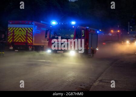 Kordel, Germania. 17 luglio 2021. I motori antincendio corrono attraverso il villaggio di Kordel con luci blu lampeggianti durante le operazioni di pulizia in serata. Numerose case nella comunità sono state colpite, i residenti hanno dovuto essere evacuati a causa dell'alluvione. Credit: Harald Tittel/dpa/Alamy Live News Foto Stock