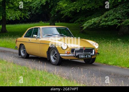 1974 70s,1970 gold British MG BGT al ‘The Cars The Star Show" di Holker Hall & Gardens, Grange-over-Sands, Regno Unito Foto Stock