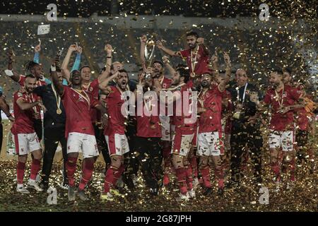 Casablanca, Marocco. 17 luglio 2021. I giocatori di al Ahly festeggiano la vittoria della partita di calcio finale della CAF Champions League contro i capi Kaizer allo stadio Mohamed V. Credit: Stringer/dpa/Alamy Live News Foto Stock