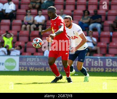 Leyton, Regno Unito. 17 luglio 2021. LONDRA, INGHILTERRA - LUGLIO 17: Shadrach ogie of Leyton Orient durante il JE3 Foundation Trophy tra Leyton Orient e Tottenham Hotspur al Breyer Group Stadium, Leyton, UK il 17 Luglio 2021 Credit: Action Foto Sport/Alamy Live News Foto Stock