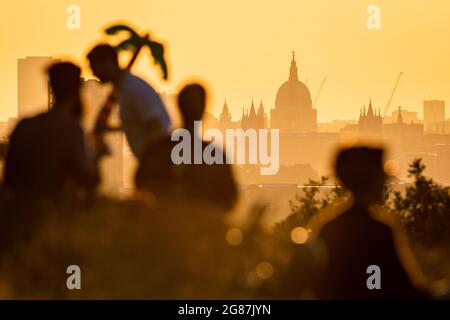 Londra, Regno Unito. 17 luglio 2021. Regno Unito Meteo: Il tramonto spettacolare dalla cima del Greenwich Park, con le previsioni sulle temperature delle ondate di calore della città che si raggiungono i 33°C di domenica, mentre l'aria calda soffia dalle Azzorre. Credit: Guy Corbishley/Alamy Live News Foto Stock