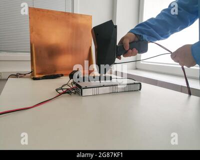 Impostazione del test di immunità alle scariche elettrostatiche per la compatibilità elettromagnetica Test EMC e test tecnico del prodotto elettronico Foto Stock