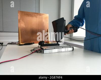 Impostazione del test di immunità alle scariche elettrostatiche per la compatibilità elettromagnetica Test EMC e test tecnico del prodotto elettronico Foto Stock