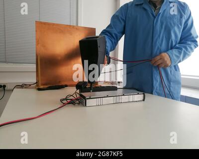 Impostazione del test di immunità alle scariche elettrostatiche per la compatibilità elettromagnetica Test EMC e test tecnico del prodotto elettronico Foto Stock