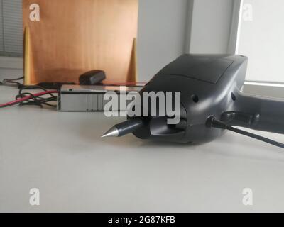 Impostazione del test di immunità alle scariche elettrostatiche per il test EMC di compatibilità elettromagnetica Foto Stock