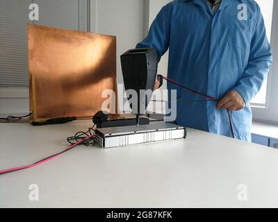 Impostazione del test di immunità alle scariche elettrostatiche per la compatibilità elettromagnetica Test EMC e test tecnico del prodotto elettronico Foto Stock