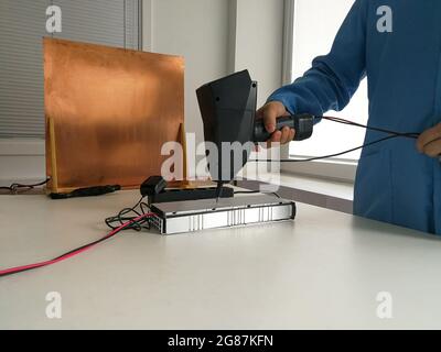 Impostazione del test di immunità alle scariche elettrostatiche per la compatibilità elettromagnetica Test EMC e test tecnico del prodotto elettronico Foto Stock