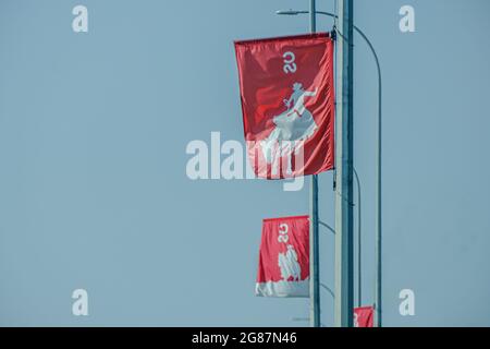 12uly 2021 - Calgary Alberta Canada - Calgary Stampede Flags volare nel vento Foto Stock