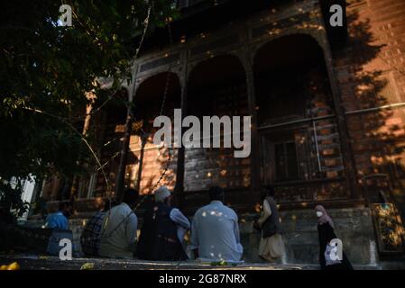 Srinagar, India. 17 luglio 2021. Centinaia di musulmani kashmiri si sono riuniti a Santuari per commemorare l'anniversario della morte di un famoso santo sufi, Mir Syed Ali Hamadani. Credit: SOPA Images Limited/Alamy Live News Foto Stock