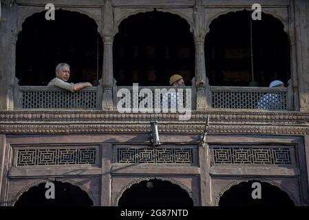 Srinagar, India. 17 luglio 2021. I musulmani del Kashmiri pregano all'interno del santuario durante le urs di San Sofi Syed Ali Hamadani a Srinagar. Centinaia di musulmani del Kashmiri si sono riuniti a Santuari per commemorare l'anniversario della morte di un famoso santo sufi, Mir Syed Ali Hamadani. Credit: SOPA Images Limited/Alamy Live News Foto Stock
