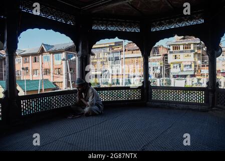 Srinagar, India. 17 luglio 2021. Un uomo musulmano del Kashmiri prega all'interno del santuario di Sufi San Syed Ali Hamadani a Srinagar.centinaia di musulmani del Kashmiri si sono riuniti a Santuari per commemorare l'anniversario della morte di un famoso santo sufi, Mir Syed Ali Hamadani. Credit: SOPA Images Limited/Alamy Live News Foto Stock